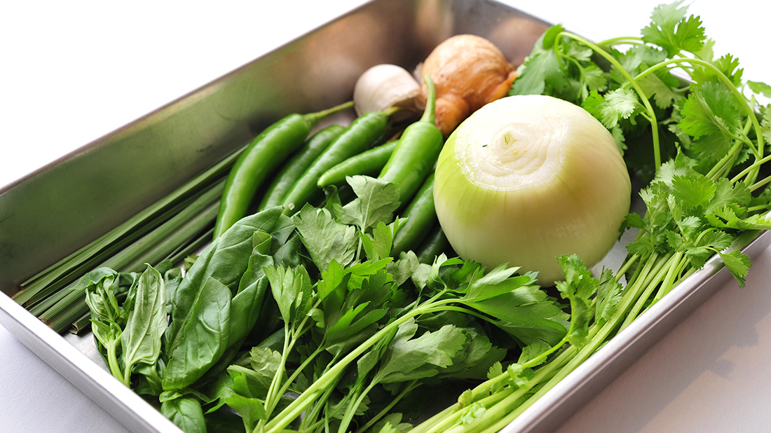 「グリーンスパイスペースト」で作る、鶏肉ときのこのカレー グリーンスパイスペーストを作る