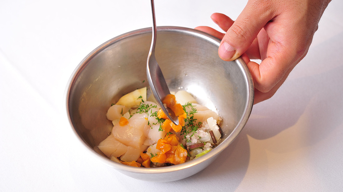 ドライマンゴーのマリネ 具材を和えて仕上げる