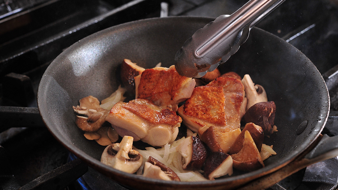 「グリーンスパイスペースト」で作る、鶏肉ときのこのカレー 具材に焼き目をつける