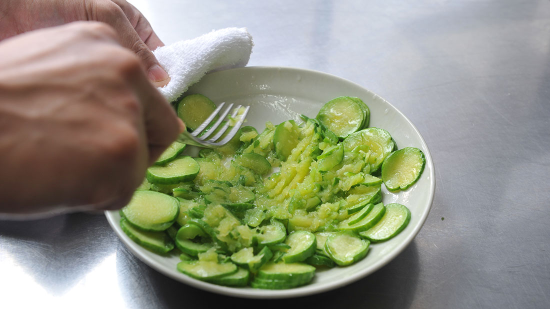 ズッキーニの万能ピューレ ズッキーニをつぶす