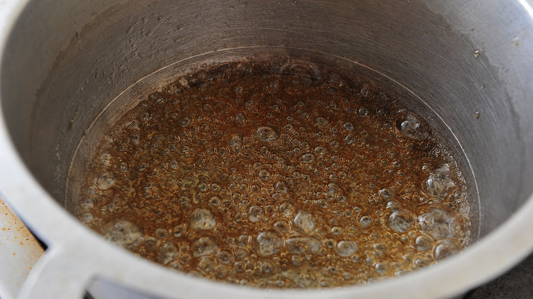 ベトナム式 豚肉たまご 砂糖で淡いカラメルをつくる