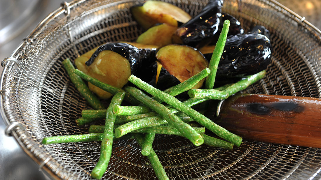 牛肉と野菜の四川煮込み 野菜を素揚げする