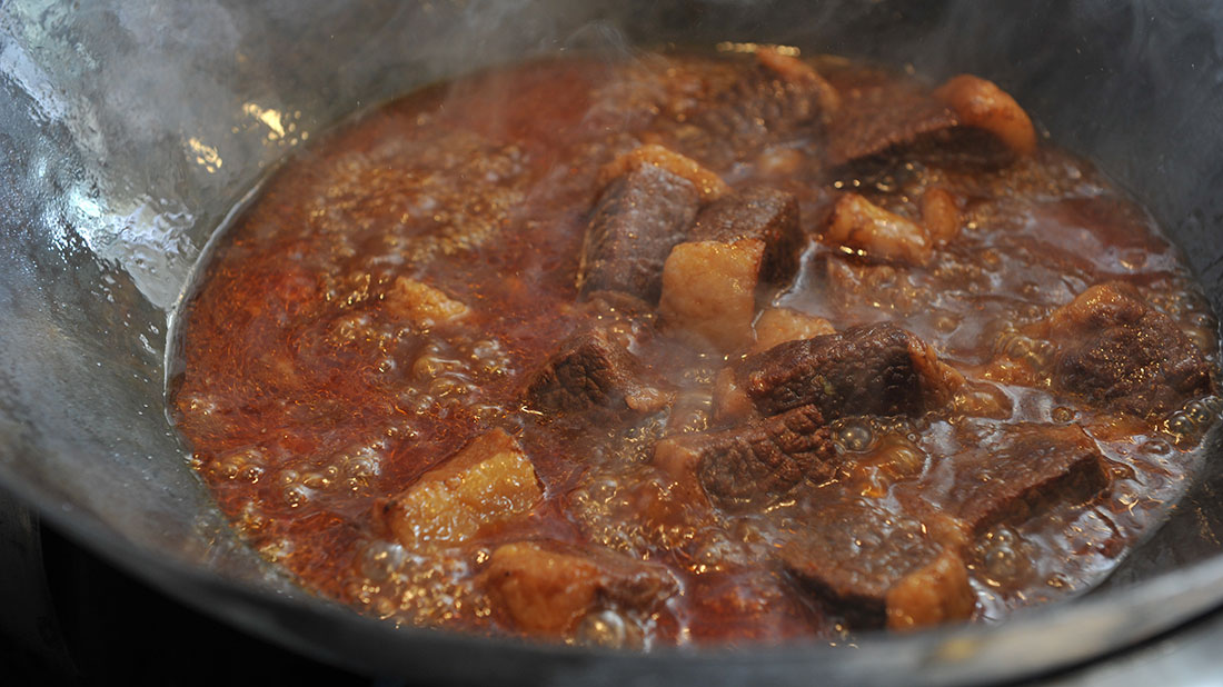牛肉と野菜の四川煮込み 具材を煮込む