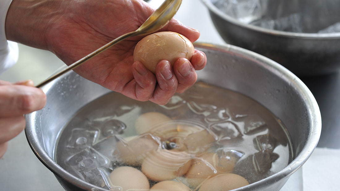 香り煮卵 漬けて仕上げる
