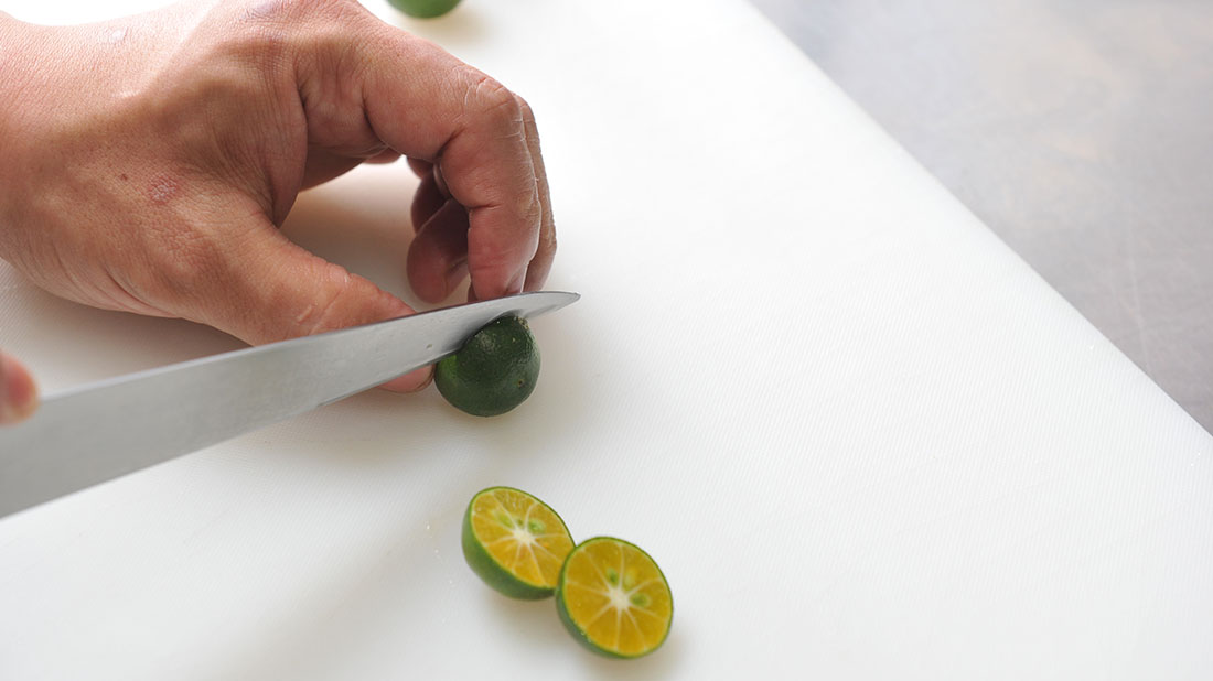 リトルレモンのコンポート レモンを切る