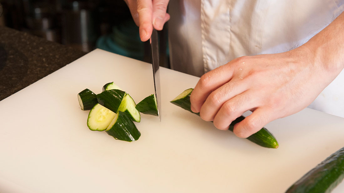 かつおだしのマリネ 野菜の下ごしらえをする