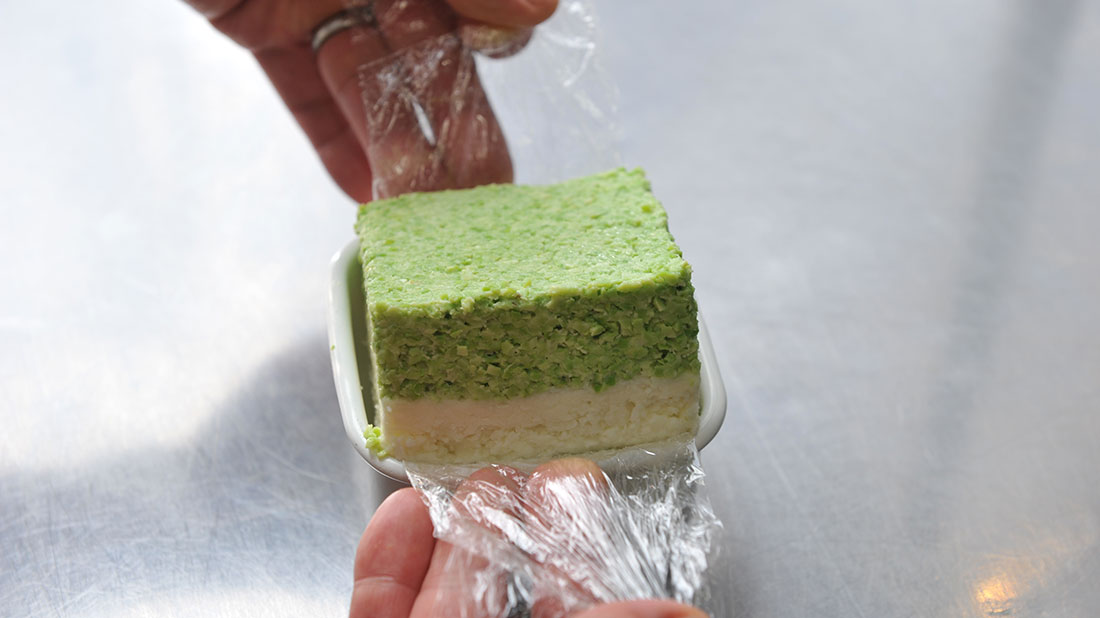 枝豆とモッツァレッラチーズのテリーヌ 型から抜いて仕上げる